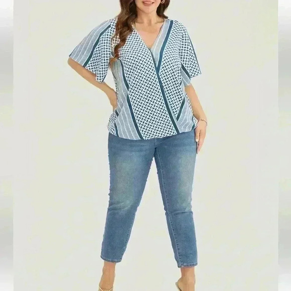 NWT!Cerulean geometric pattern, V-neck top size 10 or Medium - Picture 4 of 7